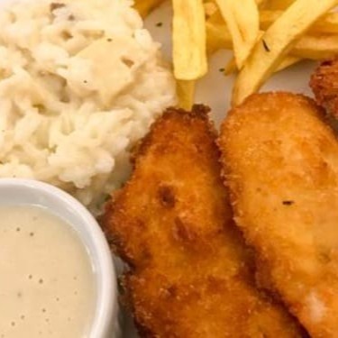 Apresentado pelo renomado Chef Barros, o 'Frango Crocante com Arroz à Piamontese e Fritas' é uma celebração à culinária. Tenra e suculenta, a carne de frango, cuidadosamente preparada, envolta em uma casquinha crocante irresistível, é a estrela do prato. Acompanhado por um arroz à Piamontese autêntico, cremoso e repleto de sabor, e por fritas douradas, crocantes por fora e macias por dentro, este prato é a harmonização perfeita entre texturas e sabores. Uma experiência gastronômica imperdível!