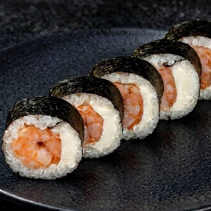 Alga nori, arroz japones, camarão salteado e levemente temperado, cream chesse