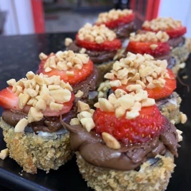 Recheio de banana, arroz, creem cheese, com Nutella, morango e amendoim por cima