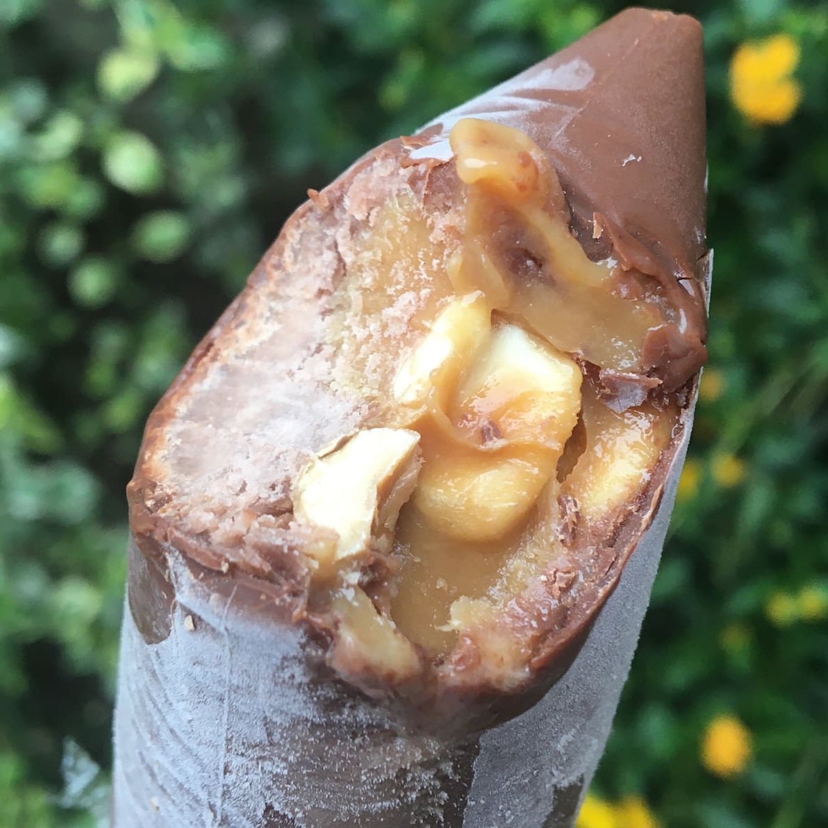 Casquinha de chocolate Nobre ao leite com uma base cremosa de chocolate 50% cacau recheado com caramelo e amendoins que dão o toque especial! A reprodução do famoso bombom Charge no saquinho. Você ainda não provou igual!