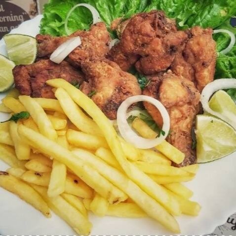 Deliciosas coxinhas empanadas, acompanhada de arroz, feijão, macarrão,  farofa, fritas e salada verde.