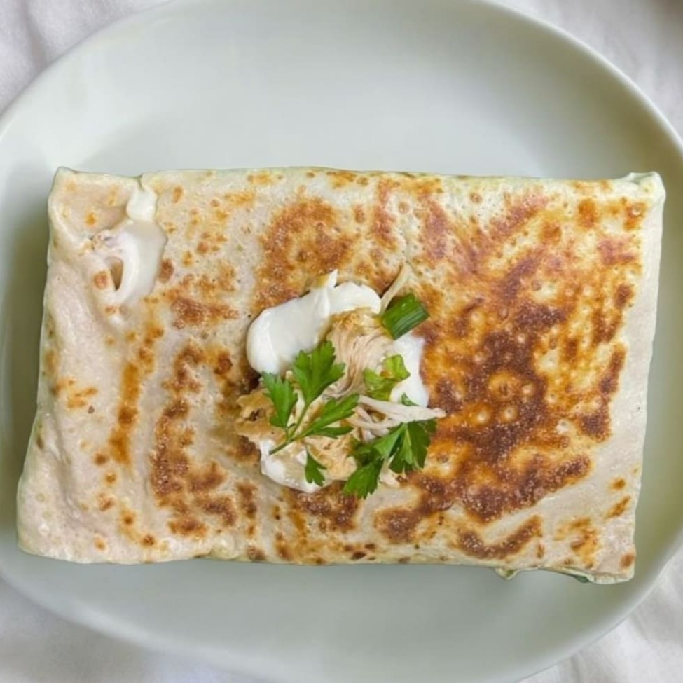 Crepe de massa caseira, super recheado com peito de frango com tempero da casa desfiado, mais 1 queijo e 5 acompanhamentos de sua preferência.  #acai #crepe #tapioca #salada #natural #fit #lowcarb #jardimcrepetapioca #lanche #francesa #crepesalgado #crepedoce #tapiocasalgada #tapiocadoce #Catupiry #frango #carneseca #costelabovina #camarão #salmão #salame #presunto #calabresa #peitodeperu #docedeleite #Nutella #romeuejulieta #chocolate #kinderbueno #Milka #nestle #lacta #pizza #hamburguer #artesanal