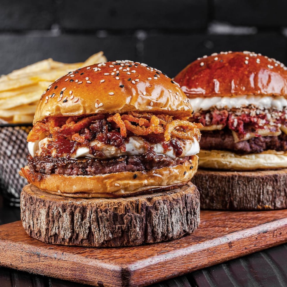 Dois burges blend 160g, acompanhado de 1 Batata (M) Palito Farm Frites.   *Imagem meramente ilustrativa*