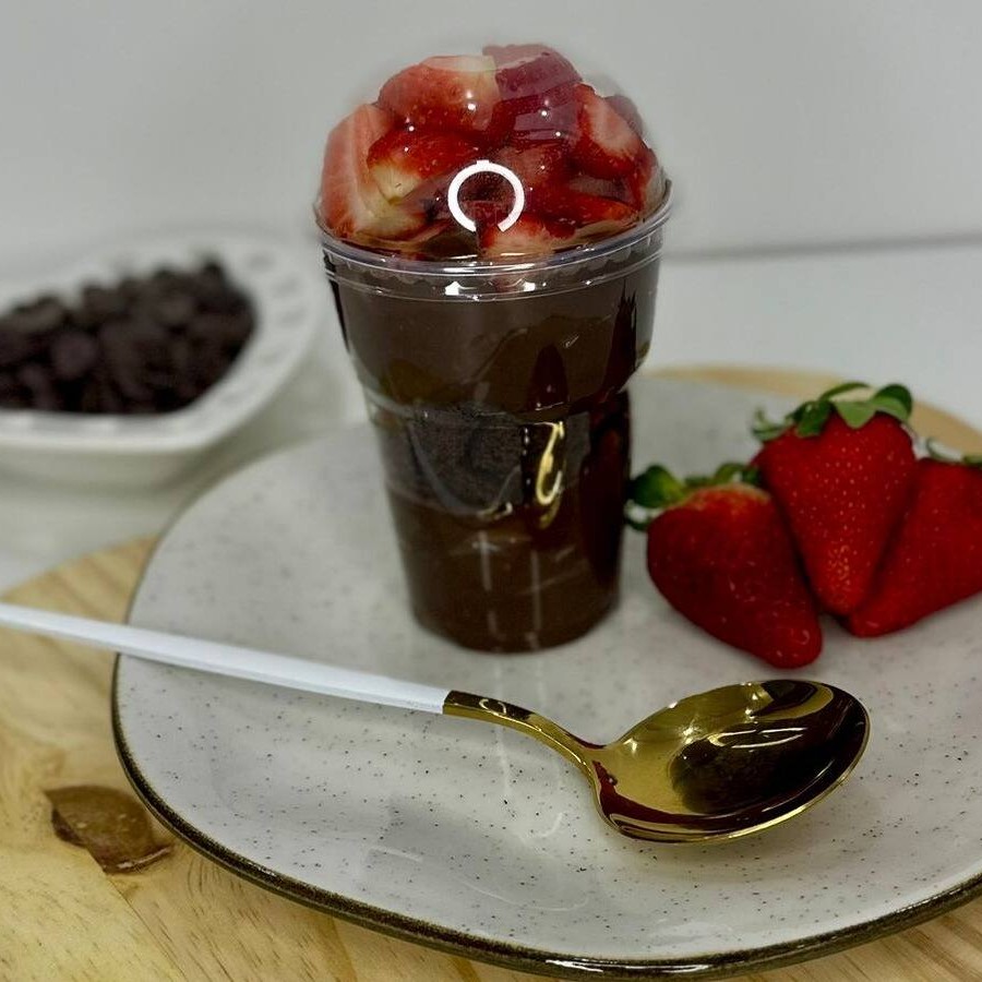 Sobremesa perfeita para os amantes de chocolate: camadas de brigadeiro cremoso de chocolate, pedaços de brownie macio e mais brigadeiro cremoso de chocolate, finalizada com morangos frescos que trazem equilíbrio e frescor.