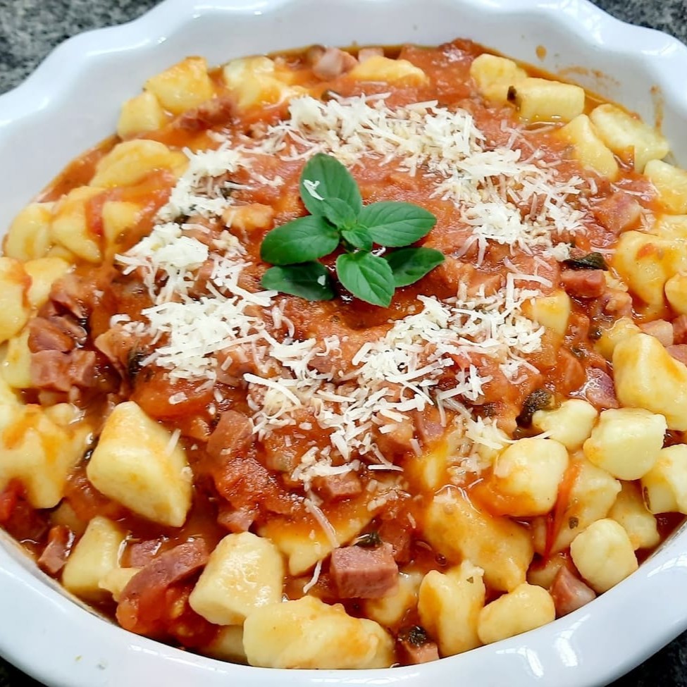 Apresentamos nosso encantador Gnocchi (Nhoque), cuidadosamente elaborado e banhado com um deslumbrante molho de calabresa. Este prato, pertencente à nossa categoria de Gnocchi com Molhos Tradicionais, é servido em porções generosas de 400g, 500g e 800g. Cada mordida deste nhoque suave e ricamente temperado com nosso molho de calabresa caseiro irá proporcionar uma experiência culinária verdadeiramente autêntica e saborosa. Uma delícia que irá aguçar seus sentidos e satisfazer seus desejos mais profundos por uma refeição italiana clássica e deliciosa!