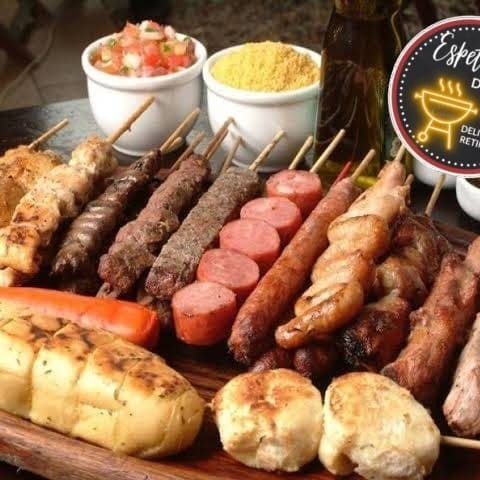 2 espetinhos variados da sua escolha  Obs: não podendo ser repetido os espetinhos  1 pote de molho vinagrete de 200 Ml 1 pote de farofa de 200 Ml 1 refrigerante em lata ( coca cola ou Guaraná)