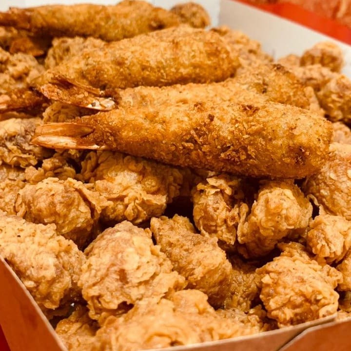 Mix com Isca de Peixe e Camarão. Esse Combo contém 8 Unidades de Camarão Rosa Empanado. (Sugestão para 4 pessoas)