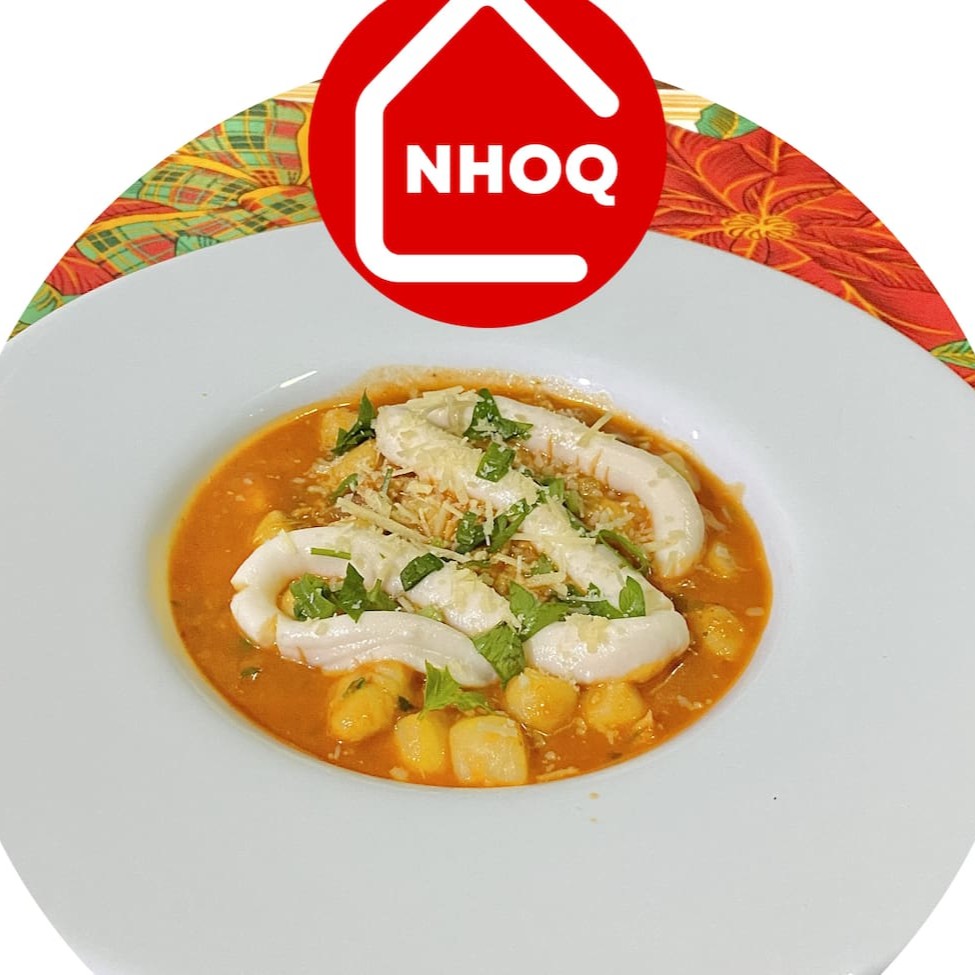 O equilíbrio perfeito entre o sabor delicado do frango e o toque cremoso e envolvente do molho.  Nhoque artesanal de batata, levemente dourado, coberto por um molho cremoso de frango desfiado, envolto em um toque suave de creme de leite, alho e ervas finas. Uma verdadeira explosão de sabor em cada garfada. Embalagem especial e bem lacrada. Serve até 1 pessoa