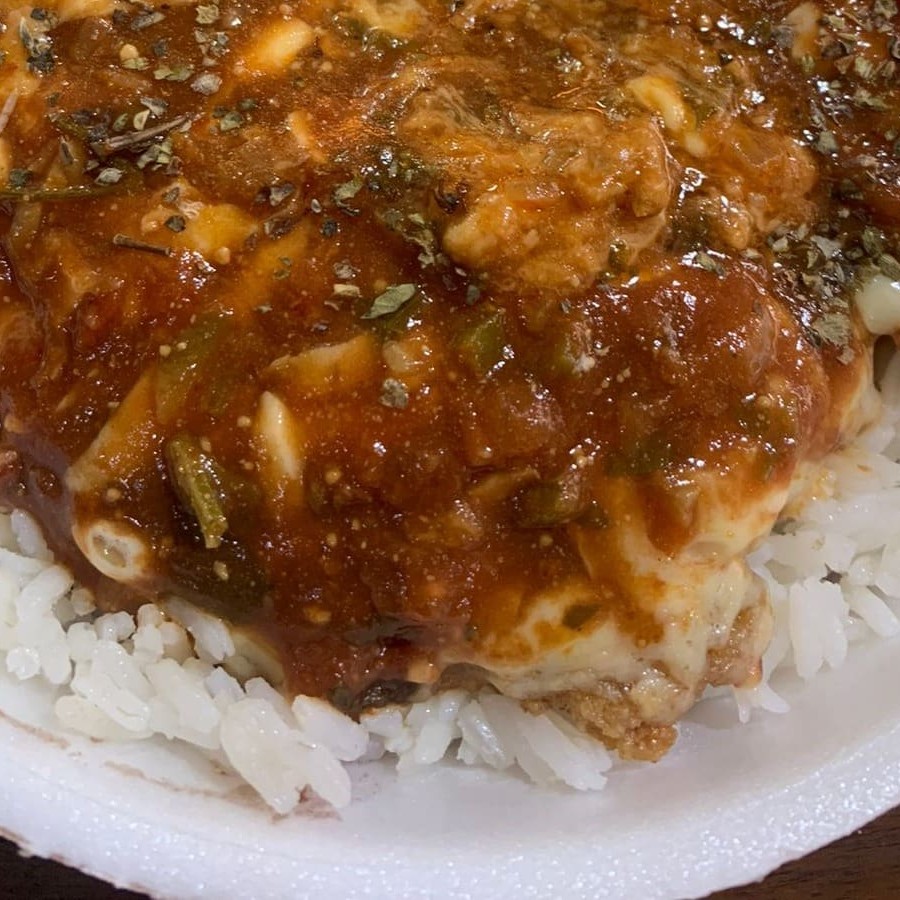 Acompanha Arroz, Feijão, Farofa, Batata Frita Ou Rustica E Salada A Sua Escolha. *Servido Em Embalagem Redonda De Isopor. *Refeição Individual *Imagem Real De Nosso Produto