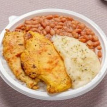 Marmita filé de frango grelhado acebolado, com arroz, feijão,  purê de batata e salada tropical.