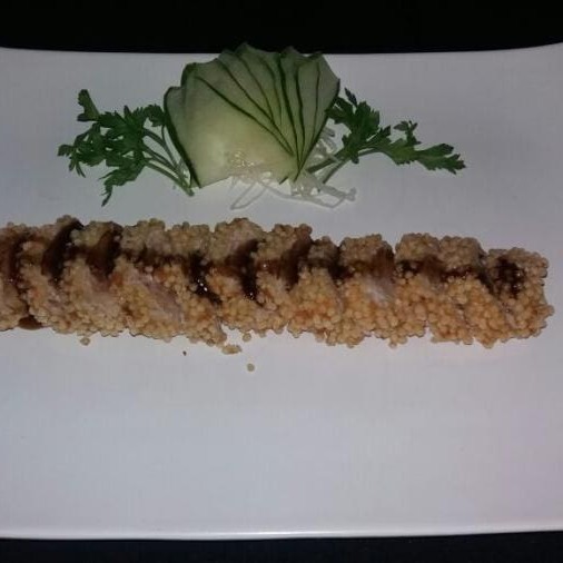 Atum empanado com flocos de arroz, servido com molho teriaki