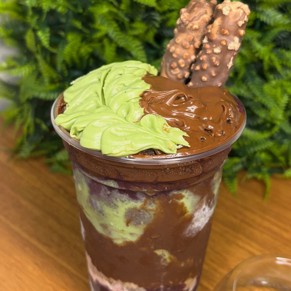 550ml com creme de pistache e Nutella, cookies crocantes, leite em pó, amendoim e um bombom na sua escolha!