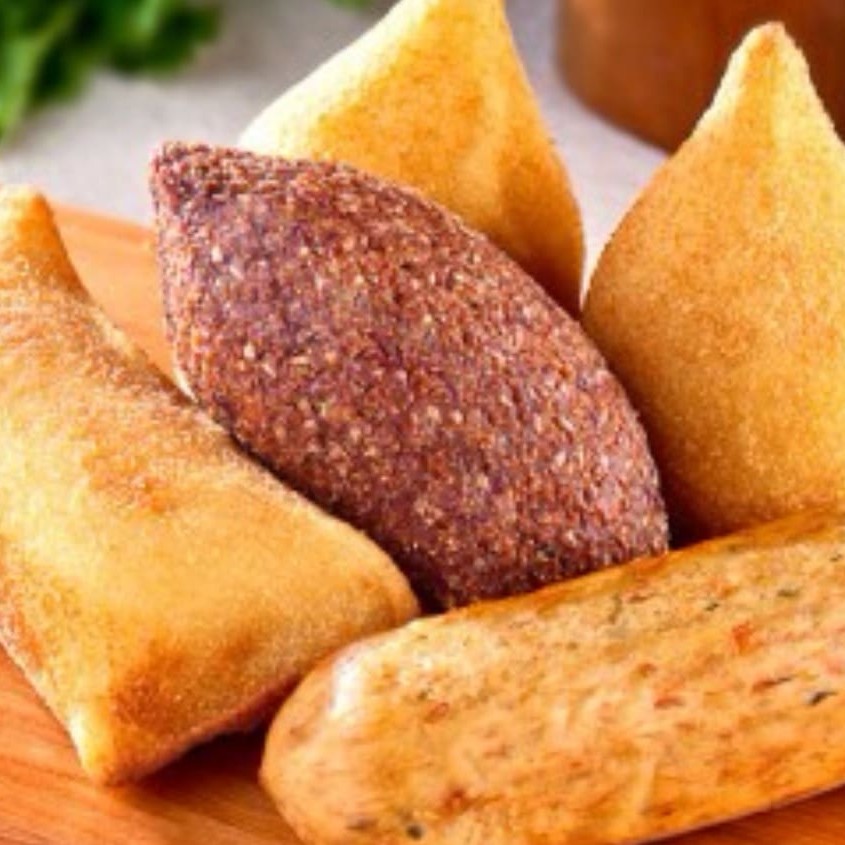 Monte seu combo irresistível de acordo com seu paladar! Temos bolos de pote em cinco sabores: Chocolatudo, Cenoura com Chocolate, Ninho com Chocolate, Sensação e Prestígio. Já para os salgados, você pode optar entre fritos ou assados. Escolha entre Coxinha, Queijo com Presunto, Salsicha, Bolinho de Aipim, Kibe, Risole de Camarão, Joelho de Queijo com Presunto, Hambúrguer com Cheddar e Croissant de Frango com Catupiry. Tudo isso acompanhado de uma Coca-Cola bem geladinha de 200ml. É pra se deliciar!