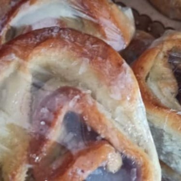 "Pão Doce ""caracol"" recheado com creme, goiabada e coco."