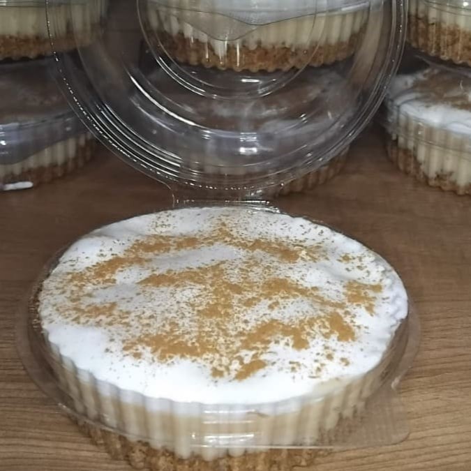 Banoffee é uma sobremesa originária da Inglaterra que combina camadas irresistíveis de banana, doce de leite (caramelo conhecido como toffee) e chantilly sobre uma base crocante de biscoito triturado, resultando numa explosão de sabores e texturas. A mistura das fatias macias de banana com o doce de leite cremoso, complementada pela leveza do chantilly e canela.