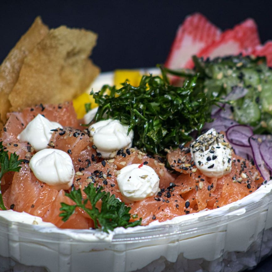 É um prato originalmente havaiano que é cheio de sabores e cores super fresquinhos. Nosso salmão filadélfia: arroz, camarão empanado, cream cheese, sunomono, kanni, manga, cebola roxa, palha de alho poró e chips crocante