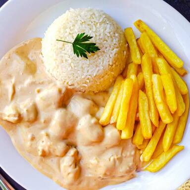 O nosso "Brazuca Strogo" é Receita clássica e saborosa, leves cubos de carne envoltos ao molho cremoso de strogonoff, combinação perfeita e encantadora. Obs.: o prato vai acompanhado de arroz branco e batata,