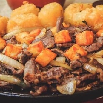 Alcatra de Sol + Dadinho De Aipim!!! Já ouviu falar? São 300 g de Carne de Sol de alcatra acebolada com queijo coalho, acompanha de dadinhos de aipim. Uma massa levinha de aipim e mais temperos secretos. Você vai Adorar!!!!!