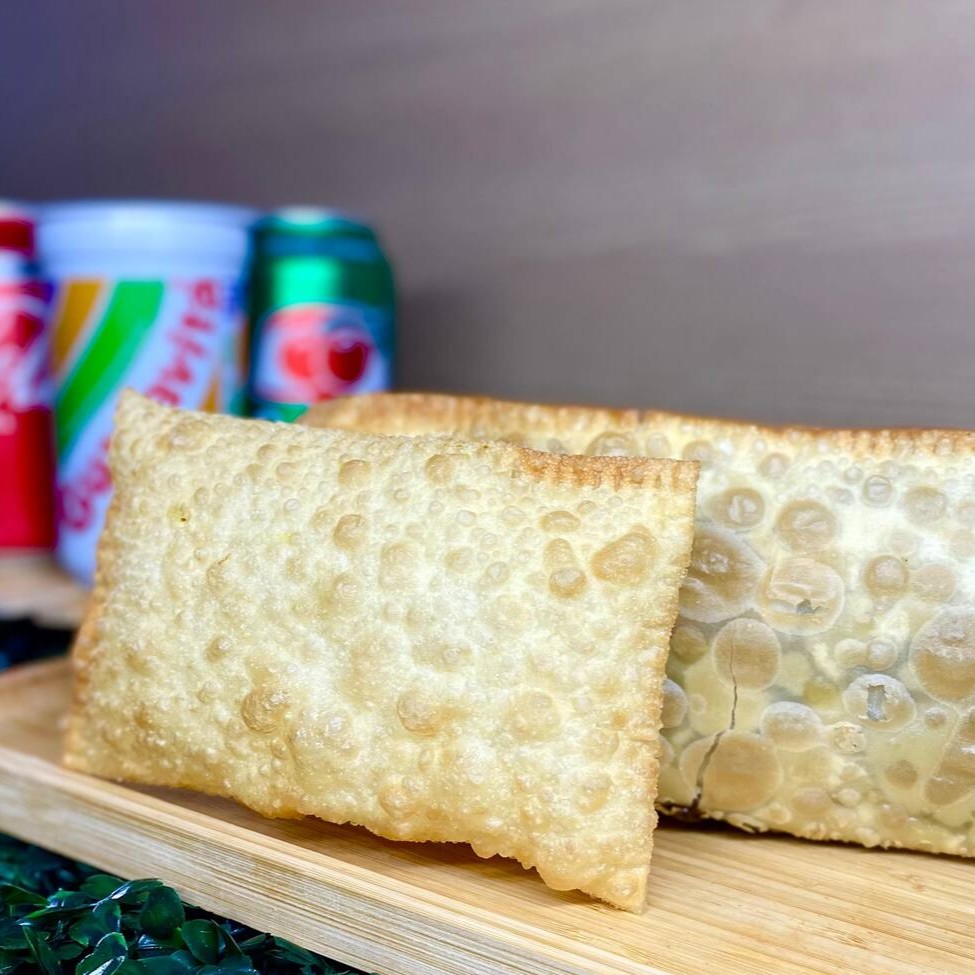 1 Pastel salgado(20cm) + 1 Pastel doce(15cm) + 1 Bebida bem gelada da sua preferência por um preço especial!