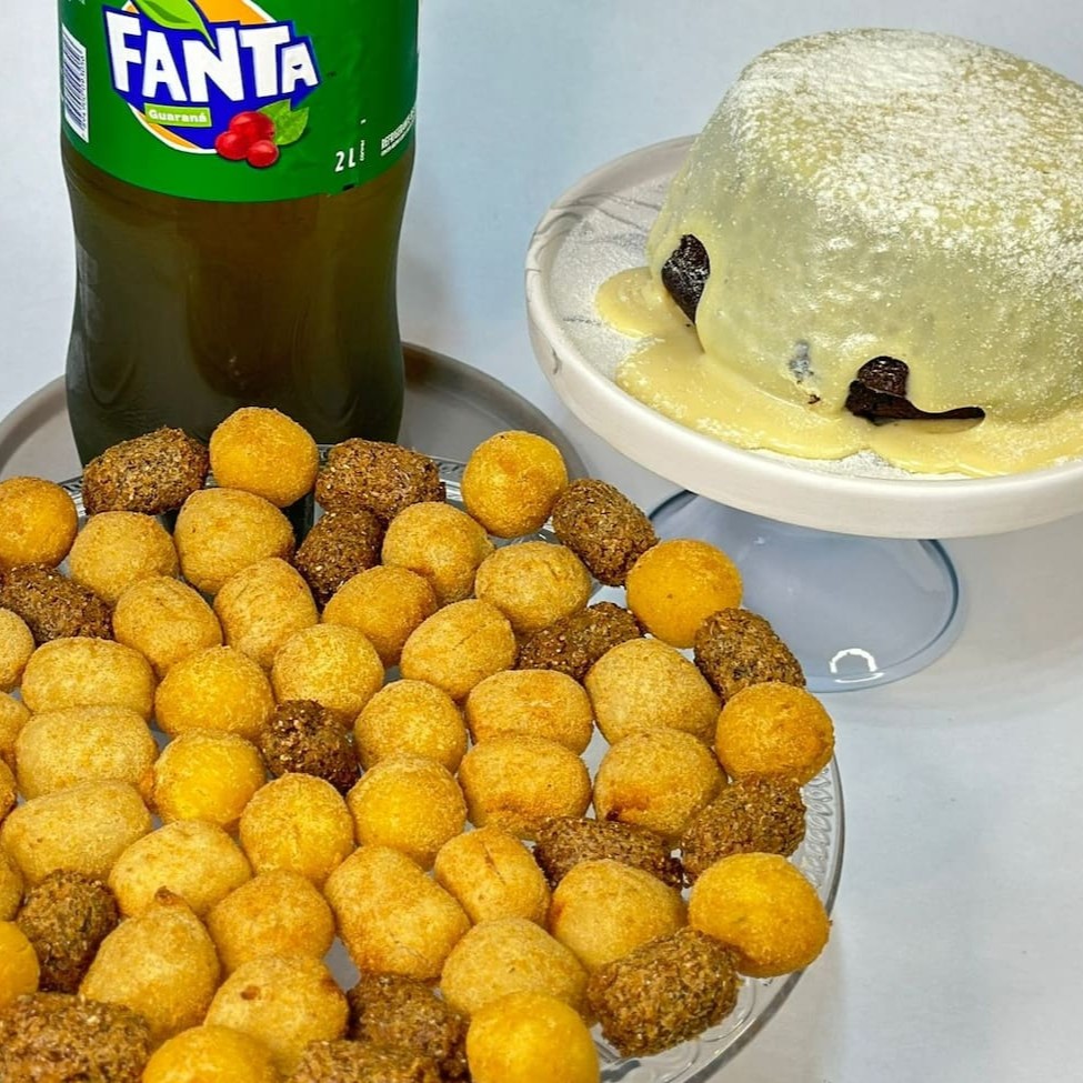 O Kit Comemoração é a escolha perfeita para celebrar com sabor. Inclui um bolo vulcão recheado e delicioso, 30 salgadinhos fritos crocantes e variados, e 1 refrigerante para acompanhar. Ideal para tornar qualquer momento especial ainda mais gostoso e prático!