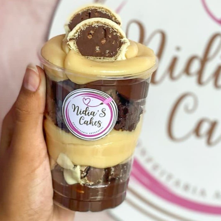 O Duplo Ouro Branco é uma dupla delícia , repleta de um maravilhoso brigadeiro de chocolate branco, pedaços suculentos de brownie e de bombom Ouro Branco. Para finalizar, nossa criação com um irresistível brigadeiro ao leite. Este é um verdadeiro copo da felicidade, uma explosão de sabores inigualáveis que prometem encantar o seu paladar. Experimente essa delícia na categoria 'Copo da Felicidade'.   ----------------tags------------------- Entrega rápida , desconto , promoção , cupom , oferta , frete grátis , Doces , bolos , brigadeiro , bolo de pote , chocolate , morango , Nutella , copo da felicidade , brownie , confeitaria , doceria , caseiro , vulcão , red velvet , banoffe , pudim , doce de leite  , Oreo , ferrero Rocher , afogadinho , bolo , Ninho , gourmet , Ouro Branco , empadao , quiche , caseirinho , frango cremoso , delícia de abacaxi , frango com Catupiry, torta Cookie, cookie, banoffee , camarão , chocolatudo, bolo caseiro, Prestígio, olho de sogra , bacon , alho poró , quic