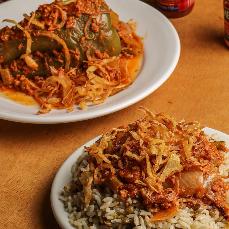 Meia porção de arroz com lentilha + meia porção de pimentão recheado