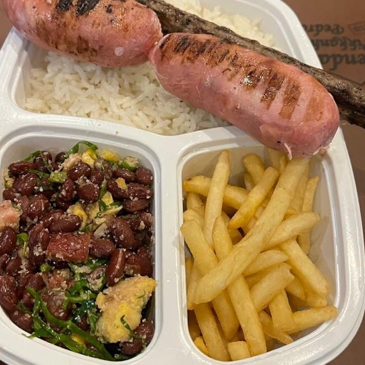 Combinado individual de 2 espetos a sua esolha , acompanha arroz branco, feijão tropeiro com fritas ou salada.