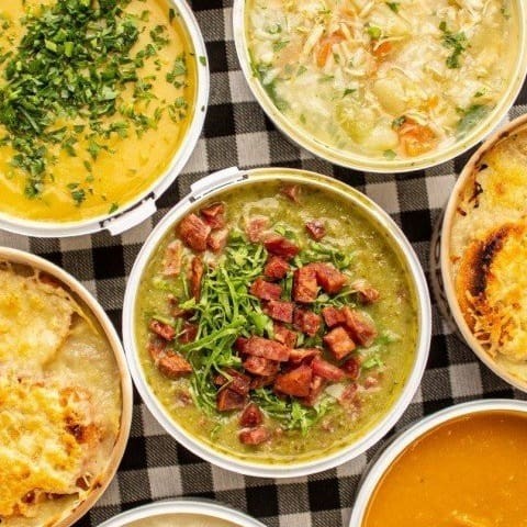 “Aqui no Cantinho da Vovó, toda sopa vem com torradas quentinhas feitas na hora, de presente pra você Sem custo. Só carinho mesmo.”“Caseiro”, “Natural”, “Temperinho da Vovó”, “Feito com alho, cebola e cheiro verde”, “Perfeito para noites frias”