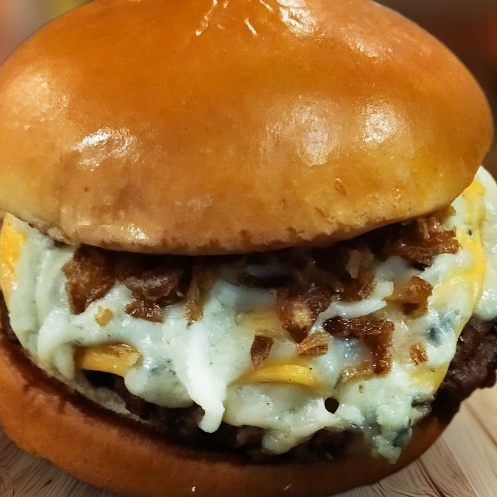 Pão brioche, blend bovino de 150g Artesanal, muçarela, cheddar, Catupiry, gorgonzola, cebola crispy e barbecue.