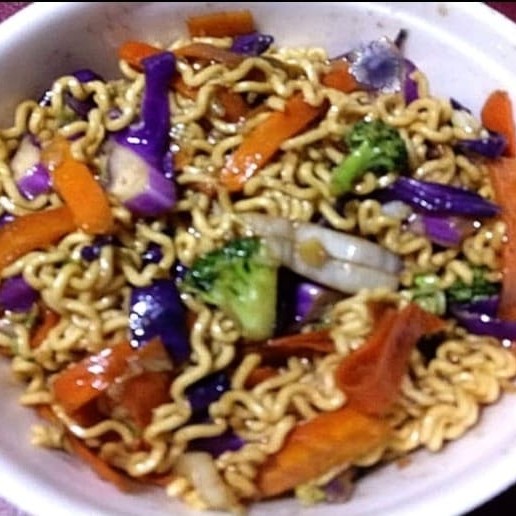 Yaksoba 600g salmão e nos molhos especiais do pra kasa, macarrão repolho roxo verde e brócolis