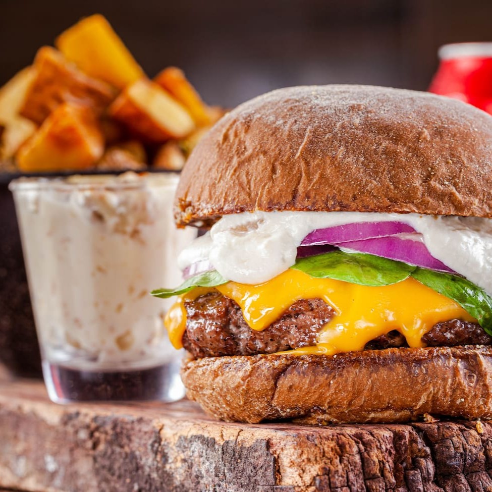 Blend 150g, cheddar ou prato, Creme de gorgonzola, cebola roxa, rúcula fresca, no pão australiano.