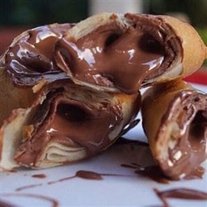 Mini Harumaki Chocolate - 4  unidades    ----------tags------------- Sushi/japa/culinária japonesa/sushi em casa / promoções/makimonos/Philadelphia/filadélfia/hot filadélfia/ hot Philadelphia/sunomono/entre grátis/combinados/Carpaccio/cevite/sashimi de salmão/sushi por 1 real / promoção de hot/temaki/yakissoba