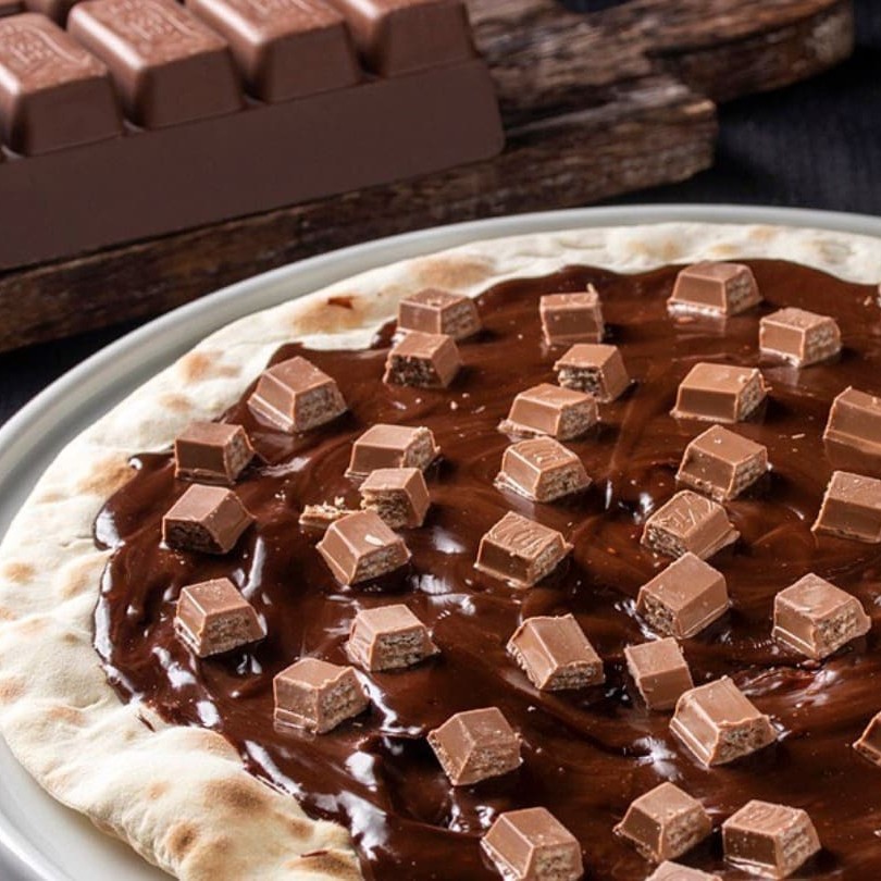 Pizza 25cm recheada de chocolate e kitkat