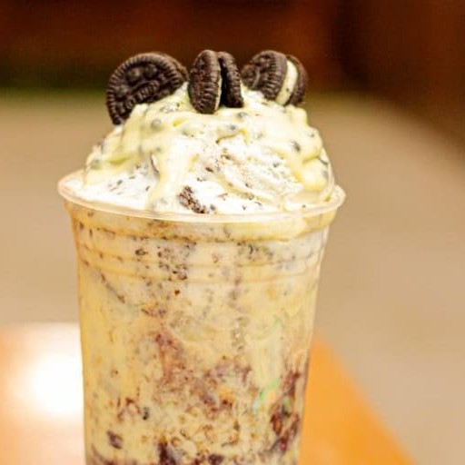Açaí com um irresistível chocolate branco e pedaços crocantes de biscoito sabor chocolate! Acompanha ainda sorvete de flocos e biscoito de Oreo (opcional). De dar água na boca!