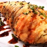 Cone empanado de salmão, arroz, cebolinha e cream cheese.