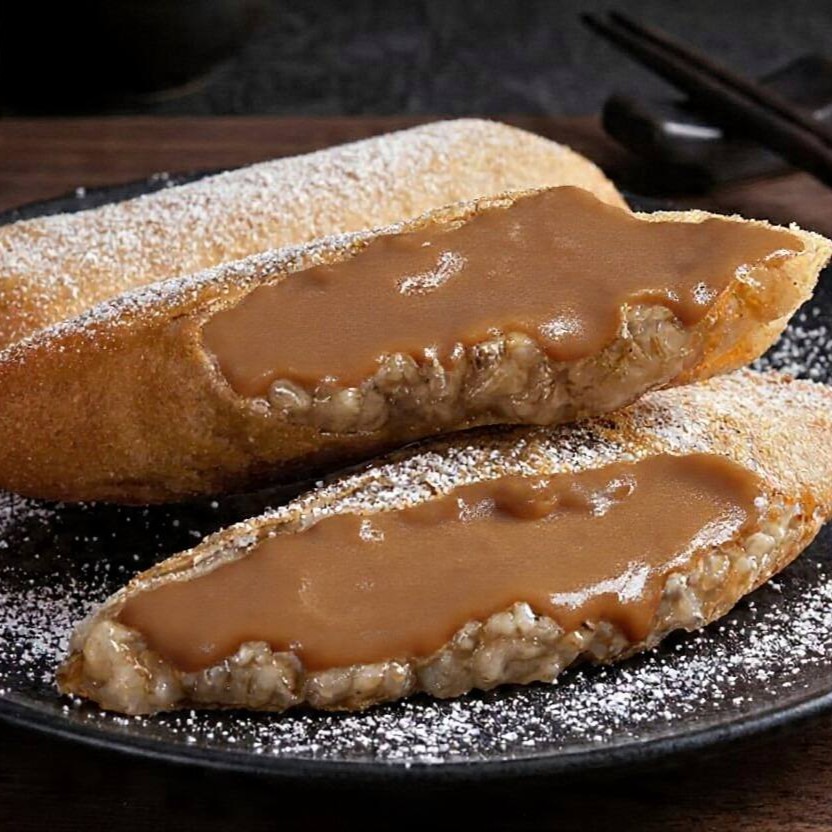 Massa crocante e frita de harumaki recheada com doce de leite