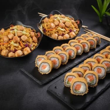 2 Yakisobas de Frango Grande, 30 Hots Filadéfia Salmão Crocante