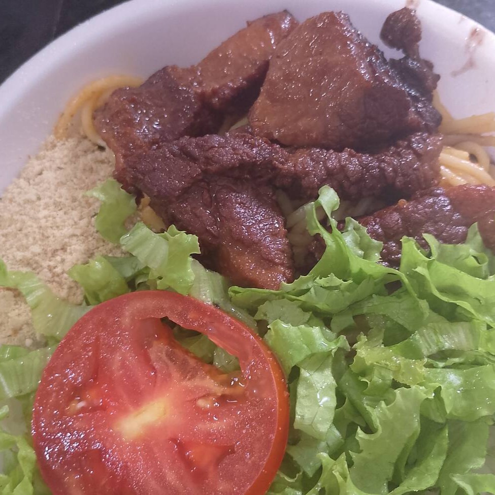 Fígado acebolado com salada arroz feijão macarrão farofa