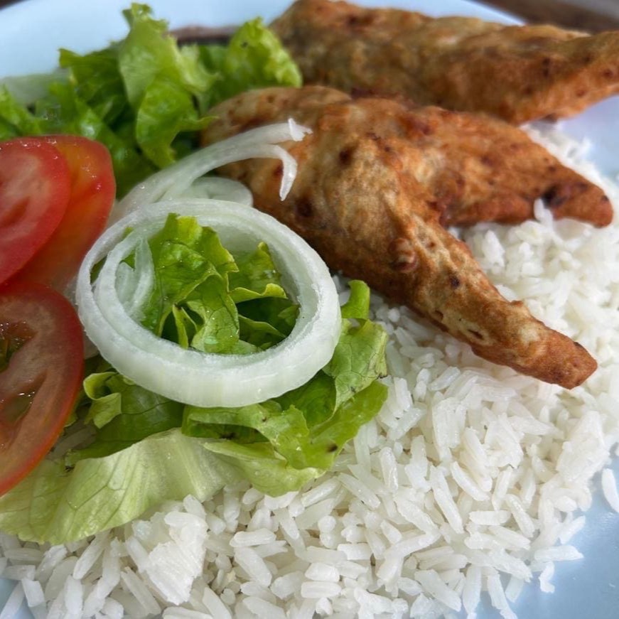 Acompanha arroz, postas de peixe, salada de alface e tomate e adicionais, se preferir
