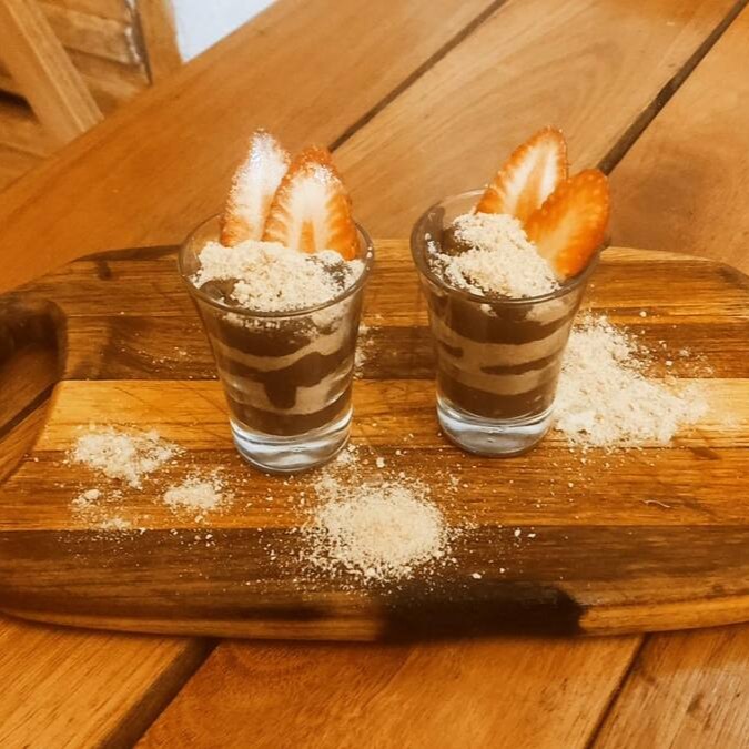 Delicioso brigadeiro com farofa secreta!
Opção servida em três porções.