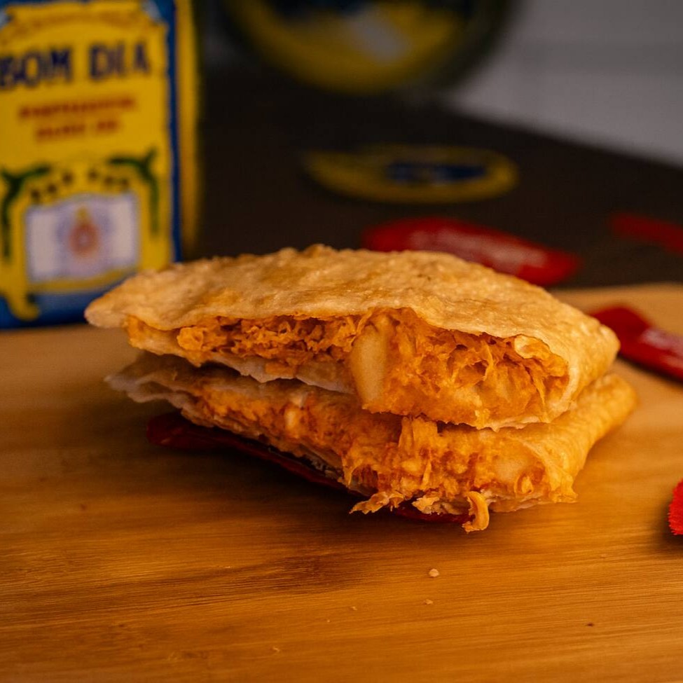 Delicioso pastel de frango com varios pedaços de palmito  Pastel com aproximadamente 19cm.