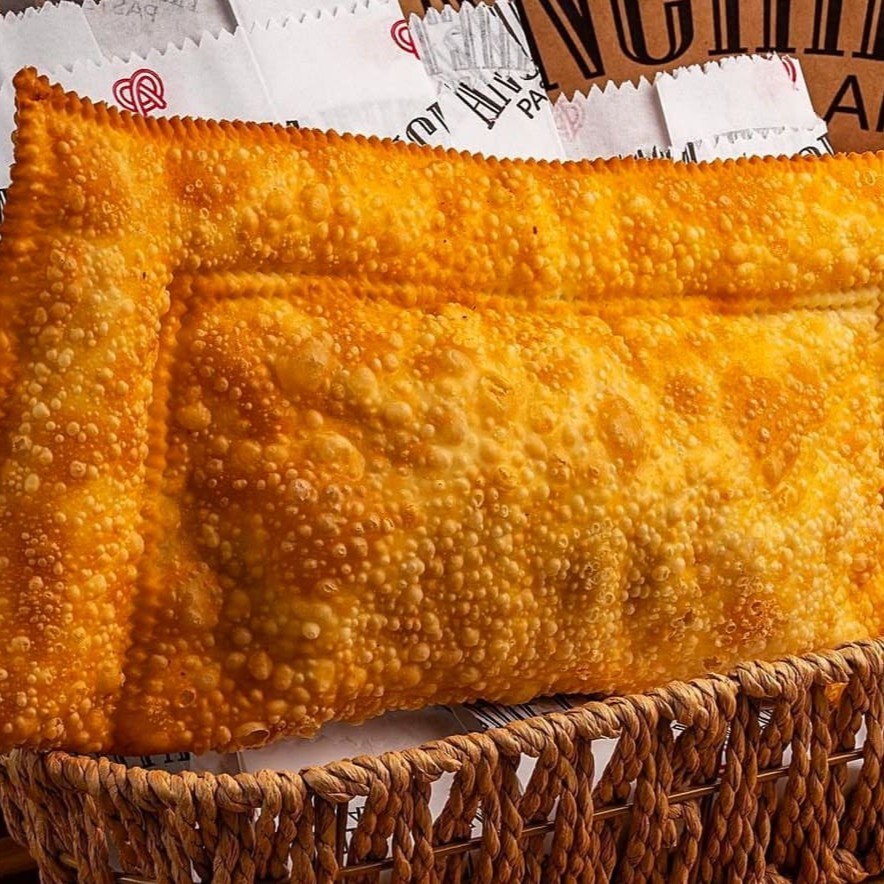 Delicioso pastel salgado recheado com borda de sua escolha, monte seu pastel com borda de sua escolha. Tamanho do pastel padrão