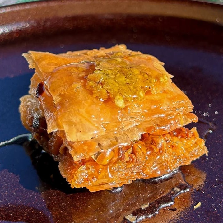 Massa folhada com recheio de pistache e calda de flor de laranjeira. Tamanho médio