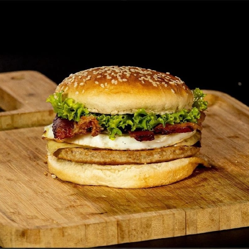 Pão, carne, queijo, ovo, 2x bacon, e alface