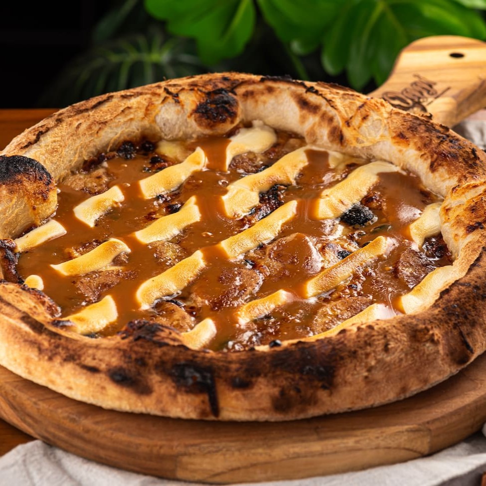 Mussarela, chocolate branco, doce de leite e banana.