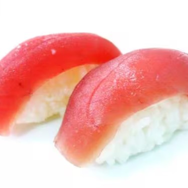 Porção com 4 unidades.

Sabor marcante e textura macia: essa porção traz quatro unidades de sushi de atum, cuidadosamente selecionado e cortado na hora. Ideal para quem aprecia o frescor e a leveza do peixe cru, oferecendo uma experiência clássica e refinada da culinária japonesa.