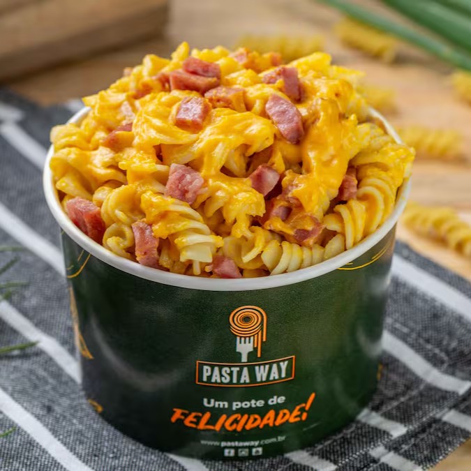 Fusilli cuidadosamente cozido ao ponto, coberto com um delicioso e cremoso molho de cheddar, incrementado com bacon crocante e calabresa defumada, que proporciona uma explosão de sabores inesquecíveis a cada garfada.

**fotos meramente ilustrativas - devido ao acondicionamento em embalagem e transporte o produto poderá não ter a mesma aparência da foto.