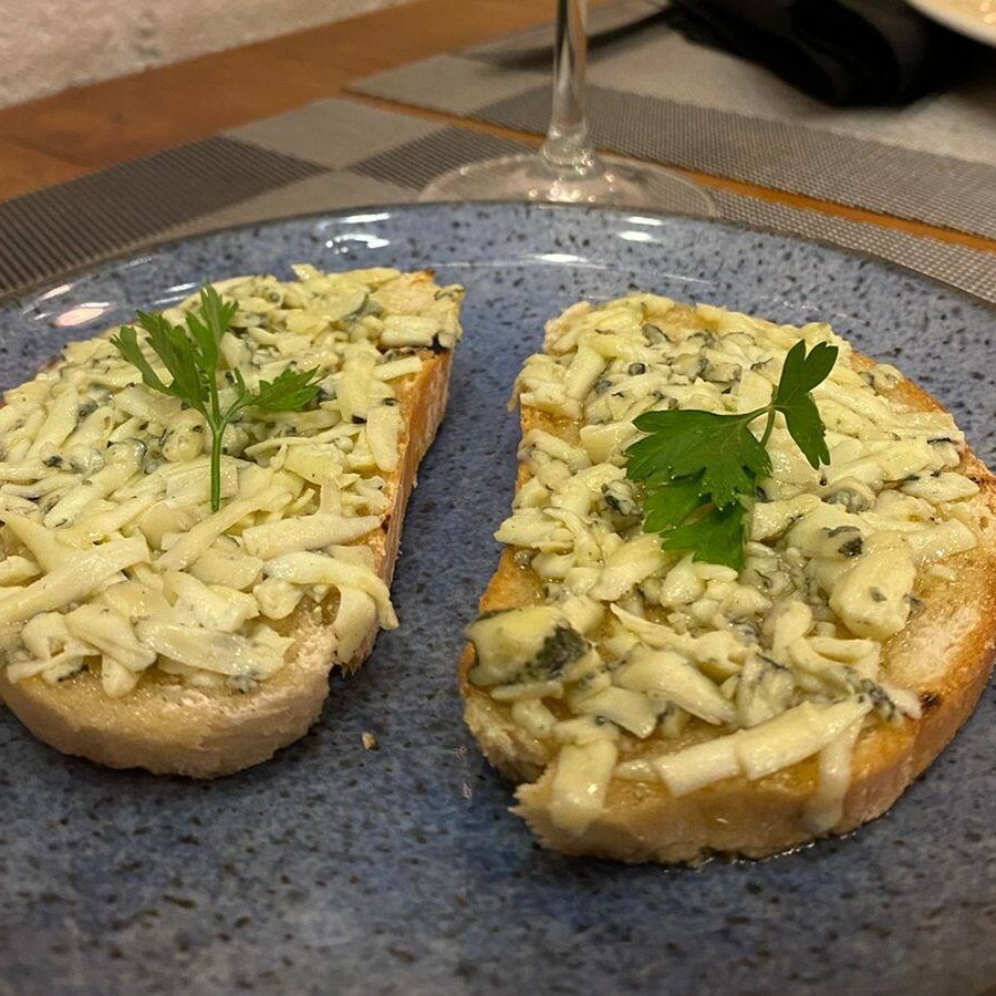 2 brusquetas recheadas com gorgonzola e mel. Uma explosão de sabor!
