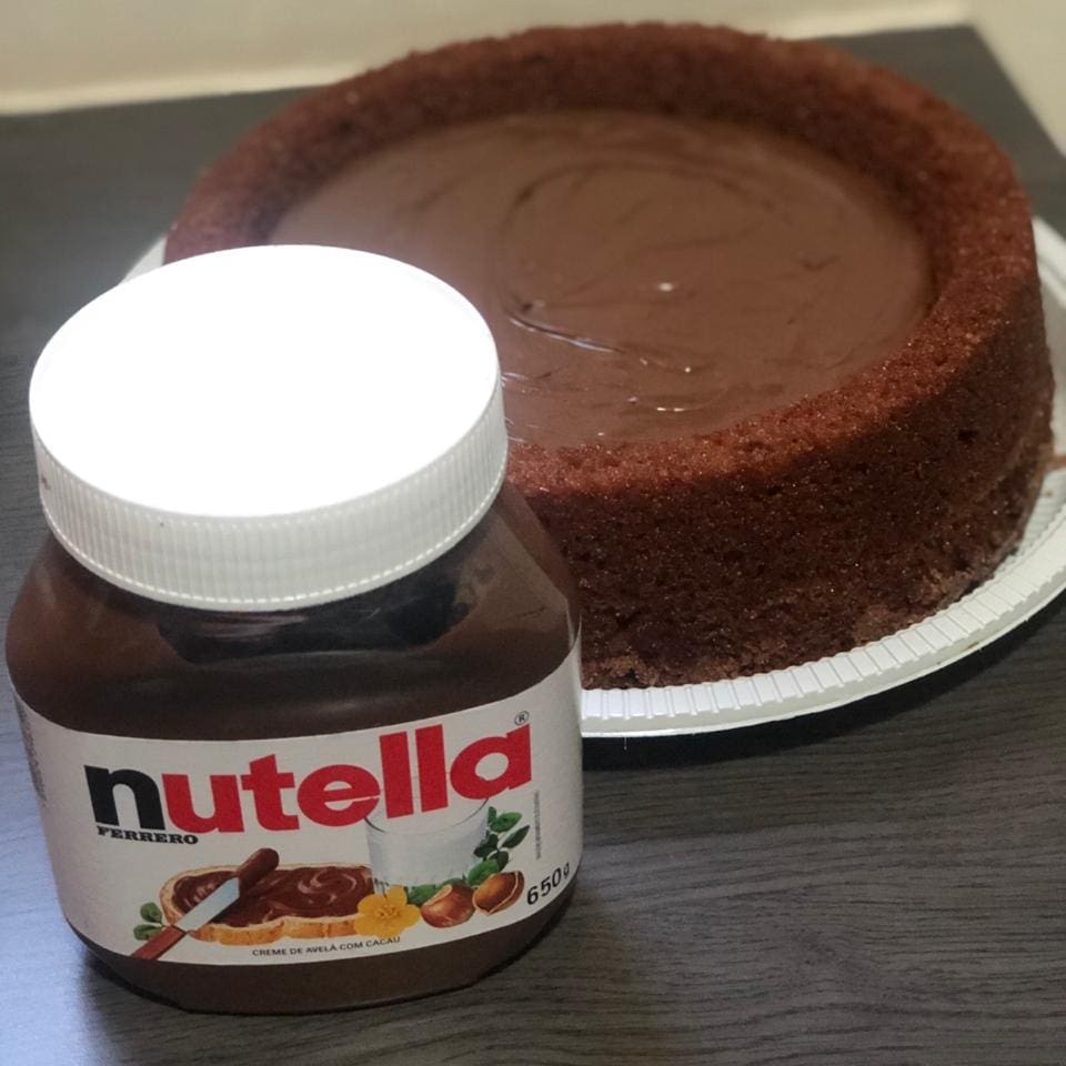 Delicioso bolo piscina com massa de chocolate de aproximadamente 25cm e 1kg . Muita cobertura de Nutella Ferrero . Serve 16 fatias . O bolo rende bastante .