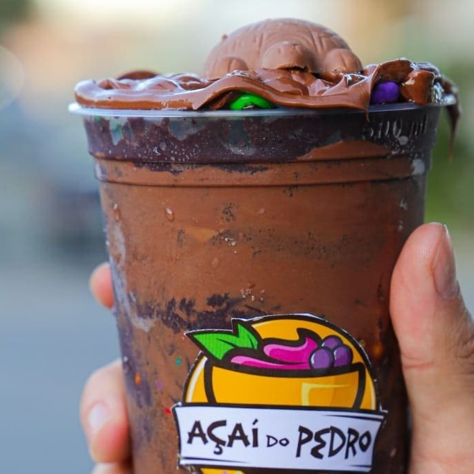 Copo de 500ml do nosso delicioso açaí artesanal, copo trufado de Nutella com duas camadas de Disqueti, duas camadas de Nutella e 1 Tortuguita.